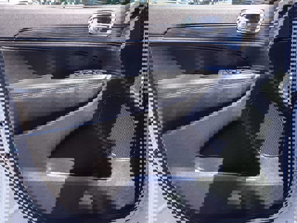 Certified 2019 Jeep Grand Cherokee Altitude image 19