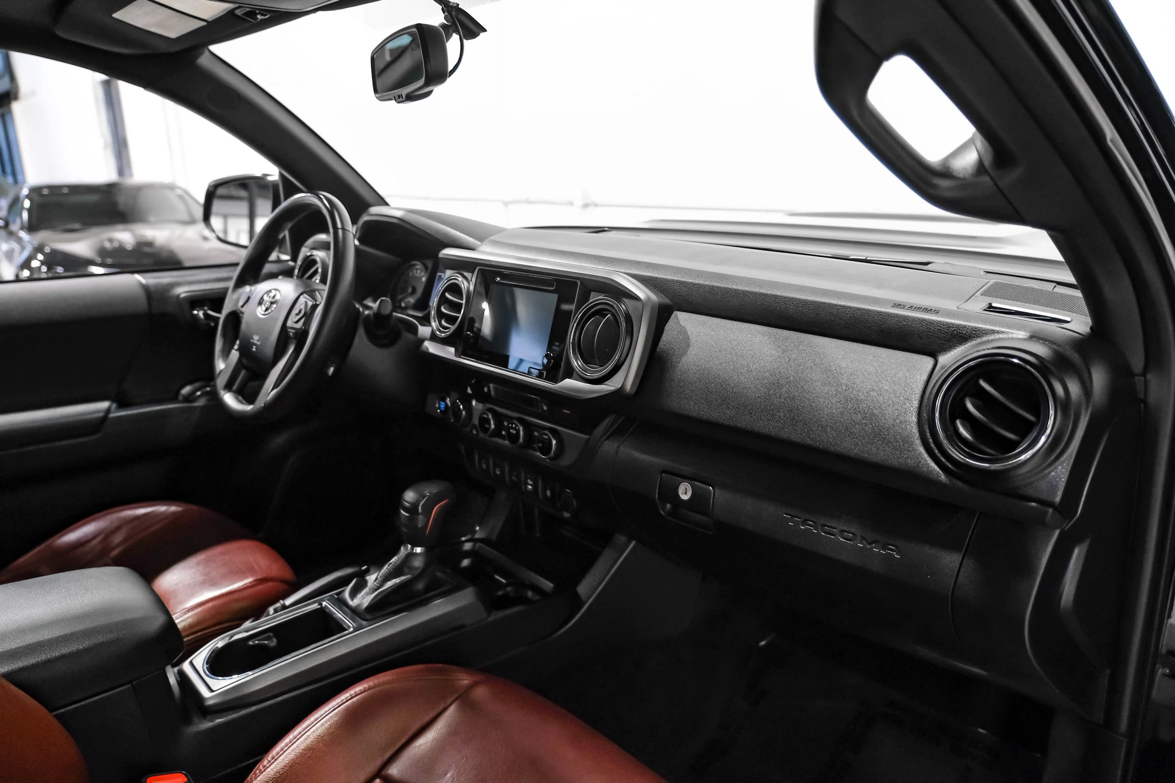 Used 2017 Toyota Tacoma TRD Sport w/ Premium & Technology Package AWD/4WD image 11