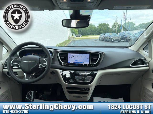Used 2023 Chrysler Pacifica Touring-L FWD image 9