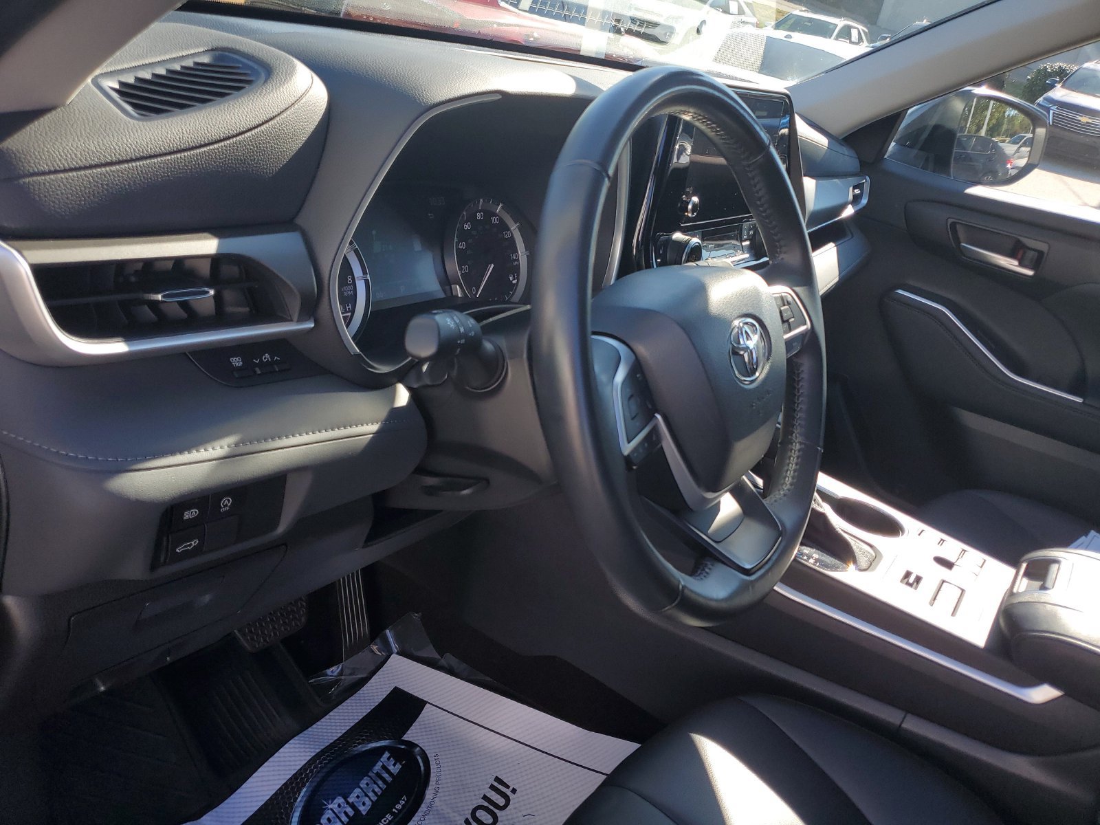 Used 2024 Toyota Highlander XLE AWD/4WD image 20