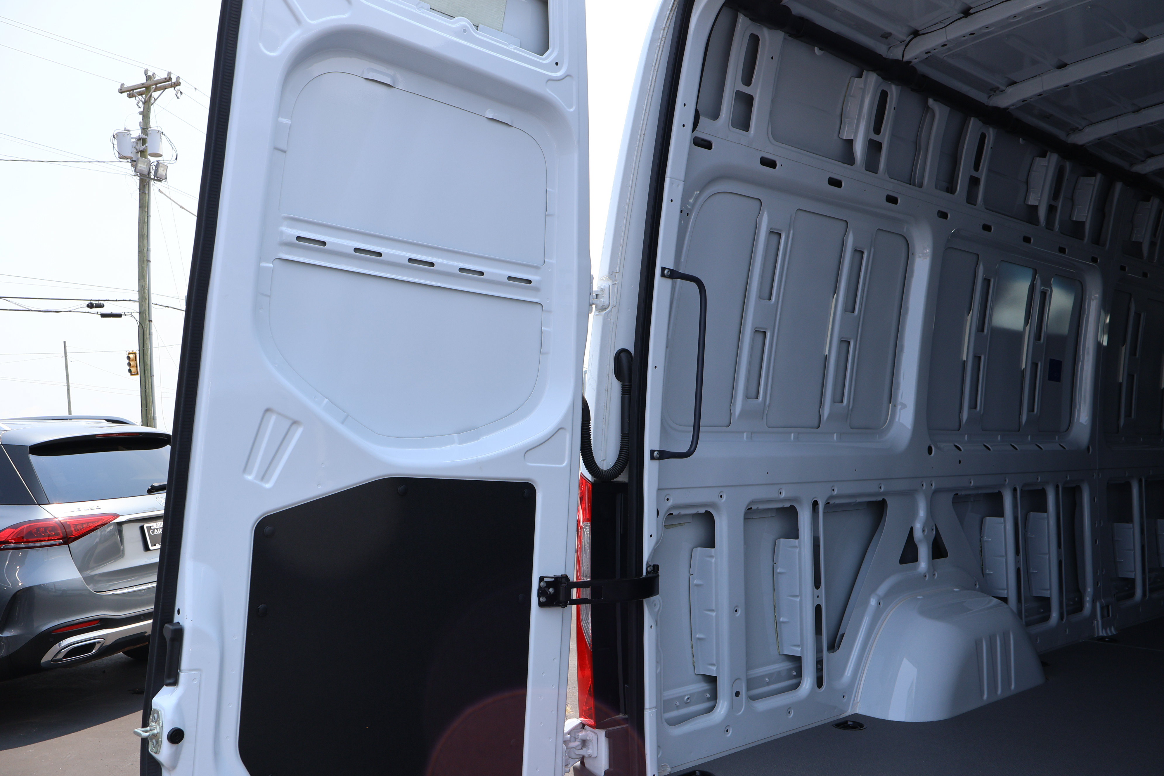 Used 2024 Mercedes-Benz eSprinter 170 Cargo image 17