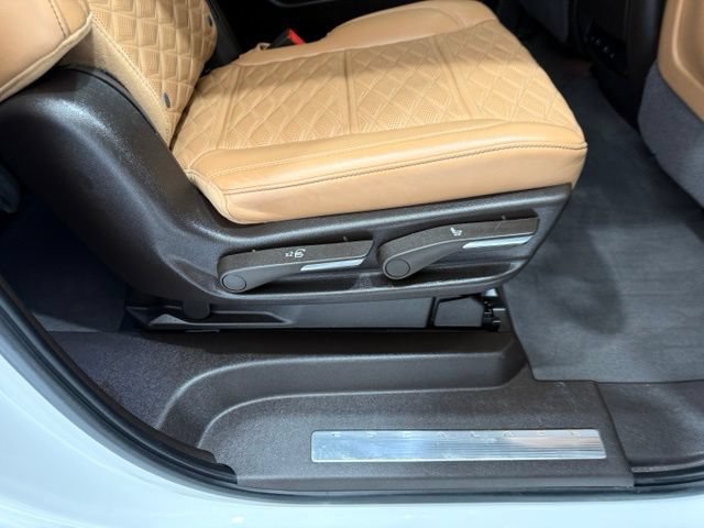 Used 2023 Cadillac Escalade ESV Premium Luxury w/ Performance Package AWD/4WD image 30