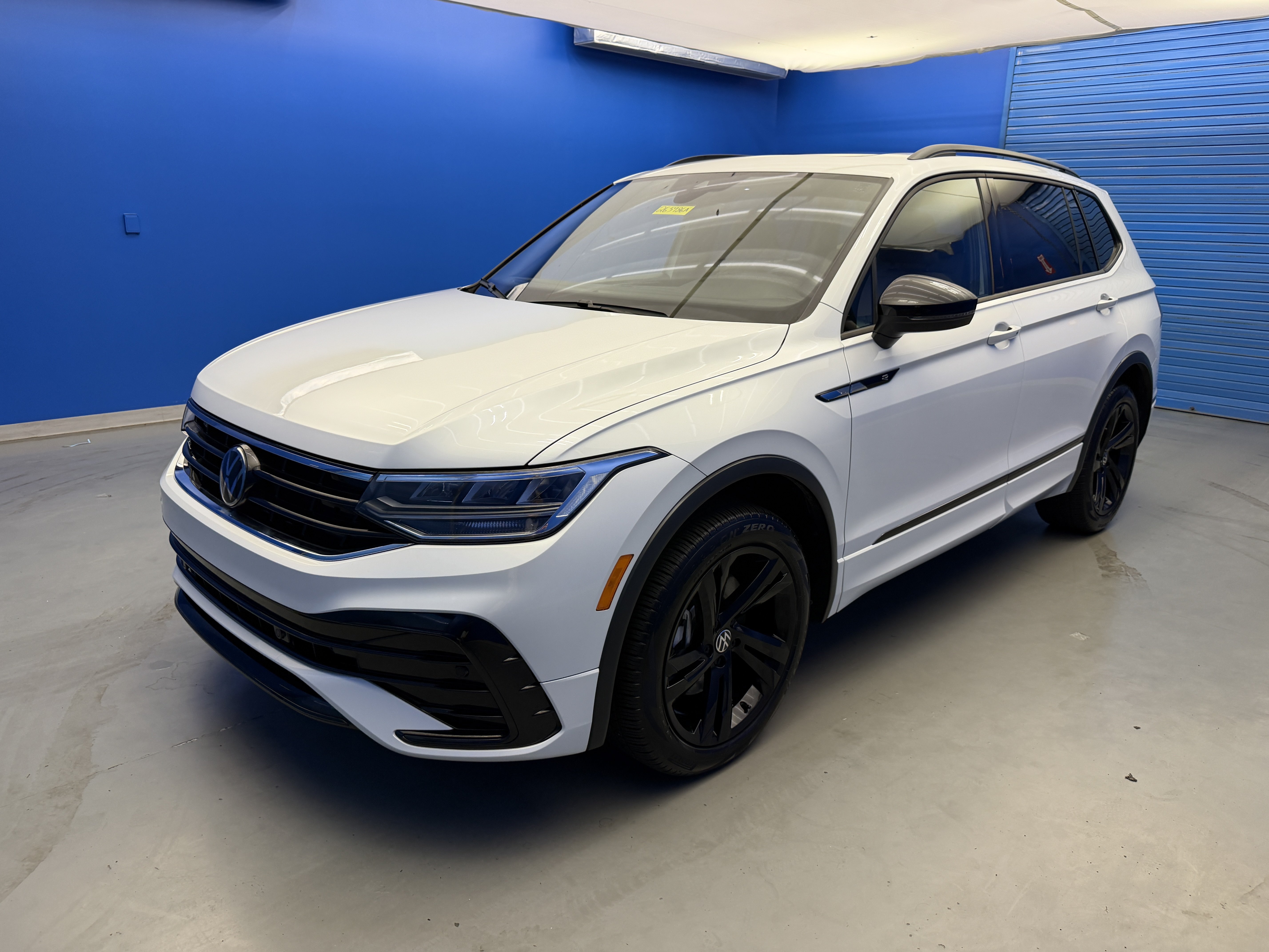 Used 2024 Volkswagen Tiguan SE R-Line AWD/4WD image 4