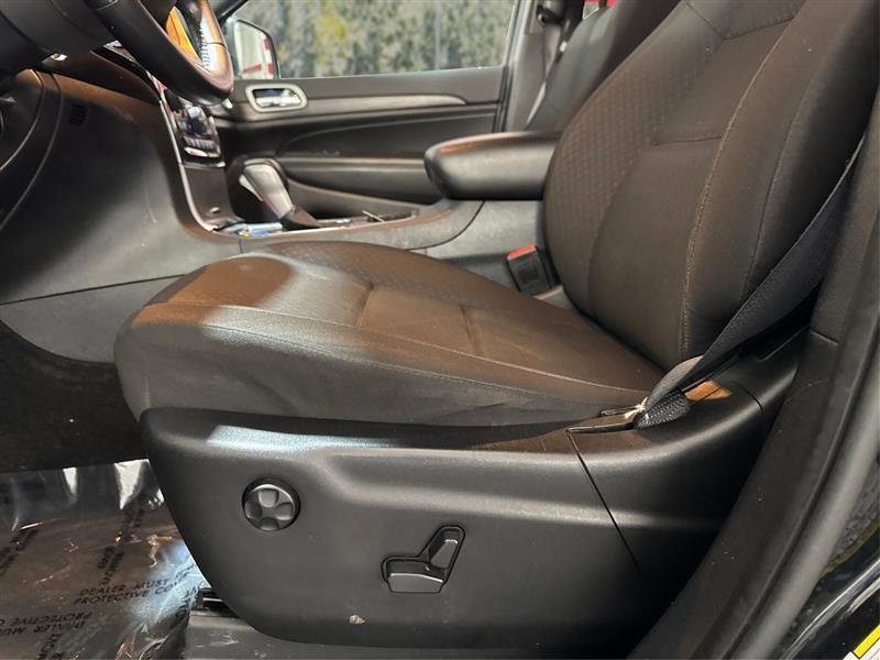 Used 2022 Jeep Grand Cherokee Laredo E AWD/4WD image 17