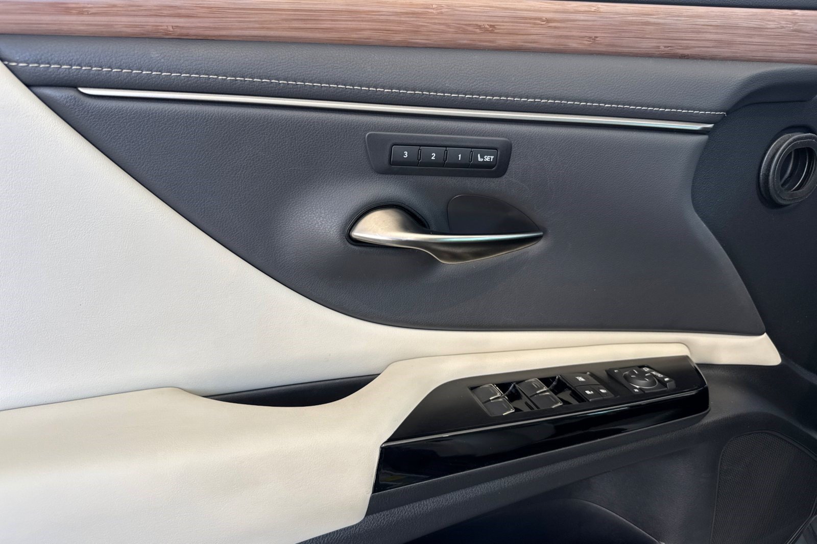 Certified 2023 Lexus ES 300h w/ Premium Package FWD image 12