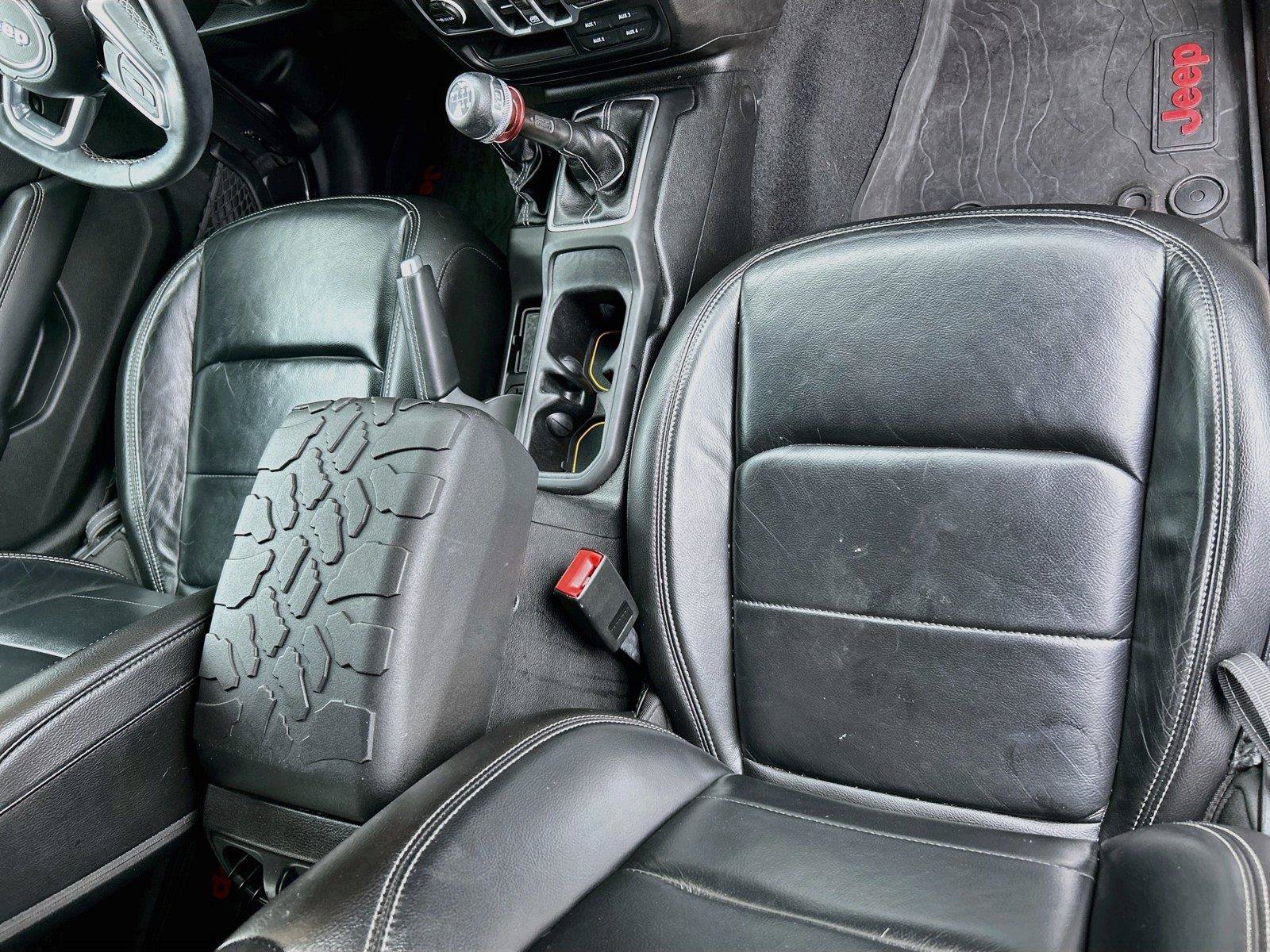 Used 2018 Jeep Wrangler Unlimited Sahara AWD/4WD image 19