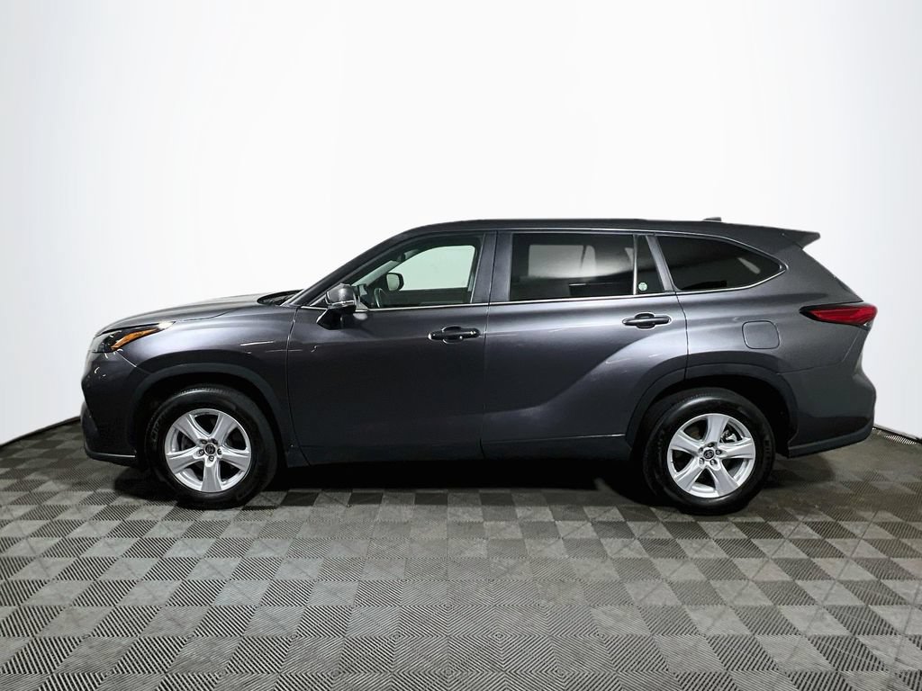 Used 2023 Toyota Highlander LE FWD image 4