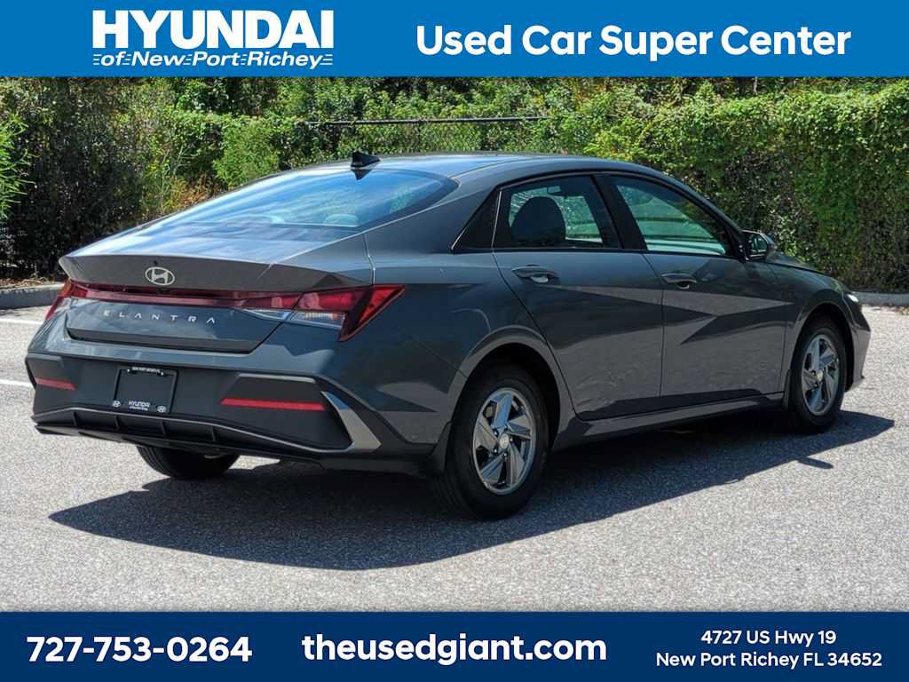Used 2025 Hyundai Elantra SE FWD image 5
