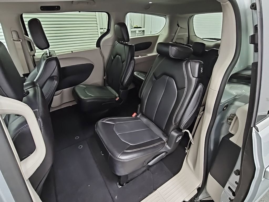 Used 2023 Chrysler Pacifica Touring-L image 30