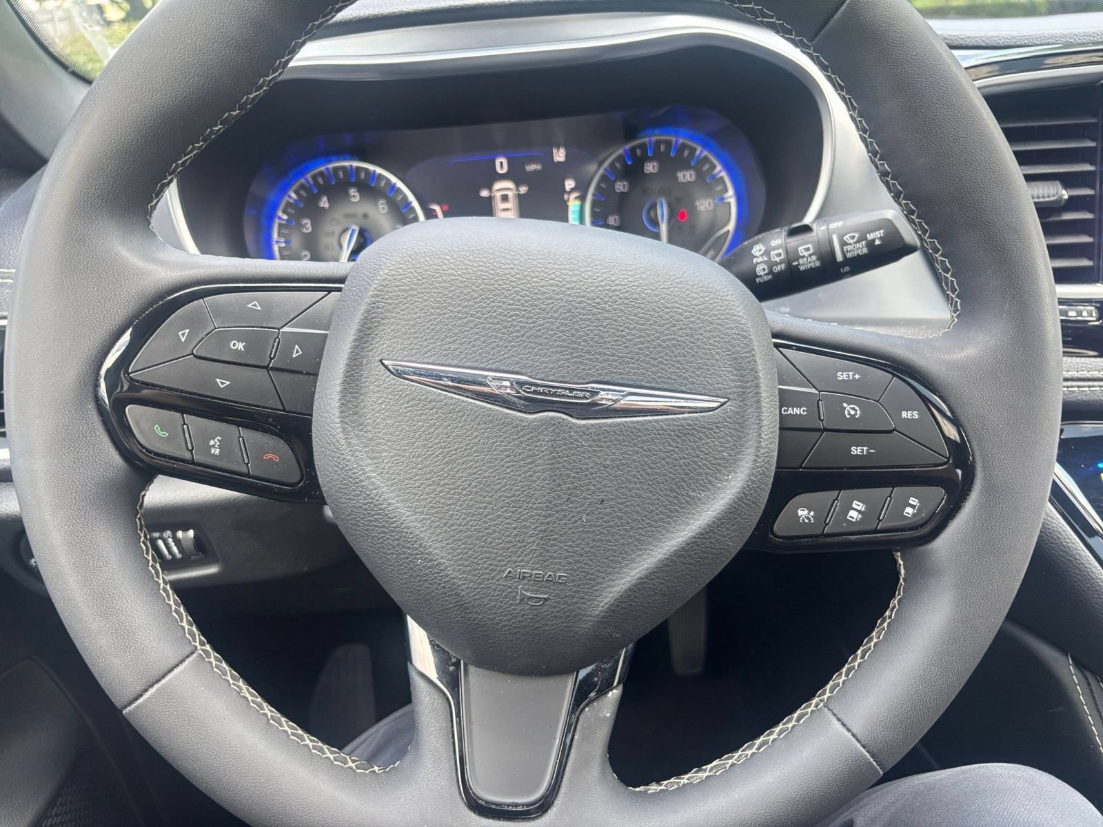 Used 2025 Chrysler Pacifica Limited FWD image 29