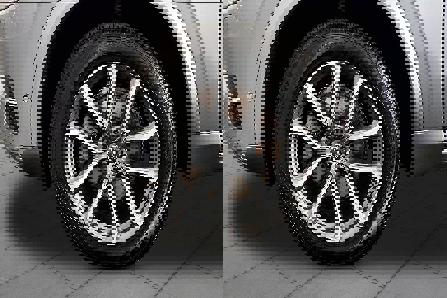 Used 2017 Volvo XC90 T6 Momentum w/ Vision Package image 11