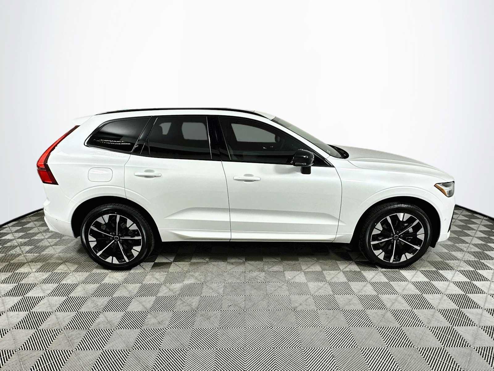 New 2026 Volvo XC60 B5 Plus w/ Climate Package PRO AWD/4WD image 8