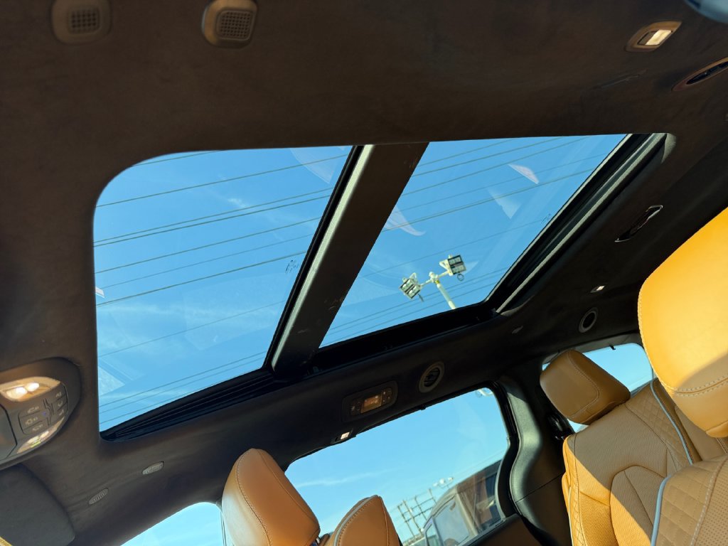 Used 2023 Chrysler Pacifica Pinnacle FWD image 19