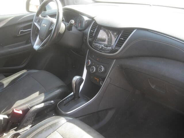 Used 2018 Chevrolet Trax LT w/ LT Convenience Package image 16