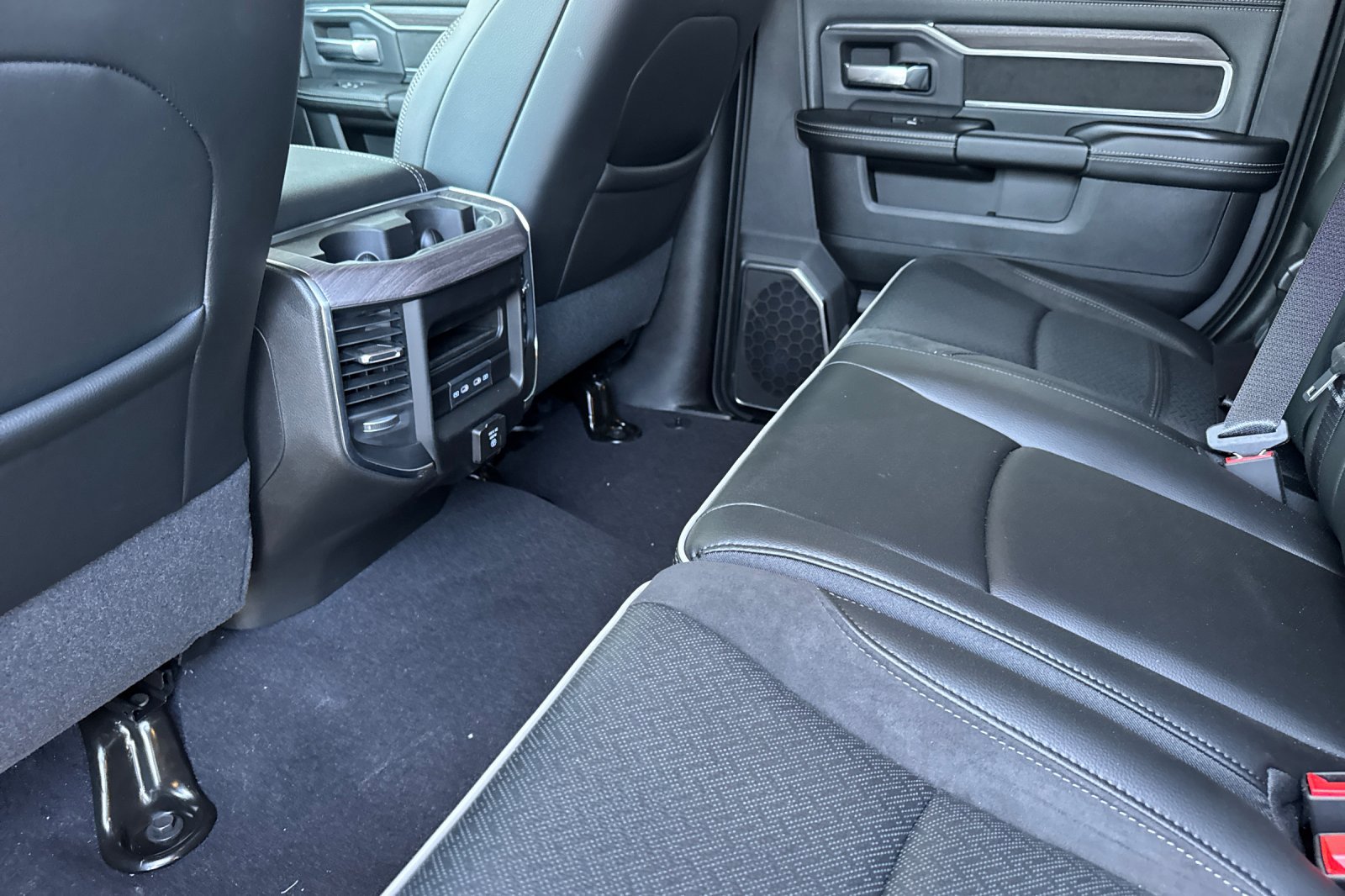 New 2026 RAM 2500 Laramie AWD/4WD image 11