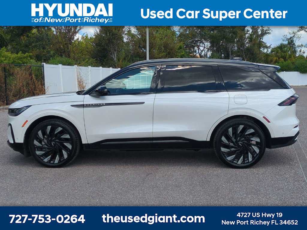 Used 2024 Lincoln Nautilus Reserve w/ Equipment Group 202A AWD/4WD image 2
