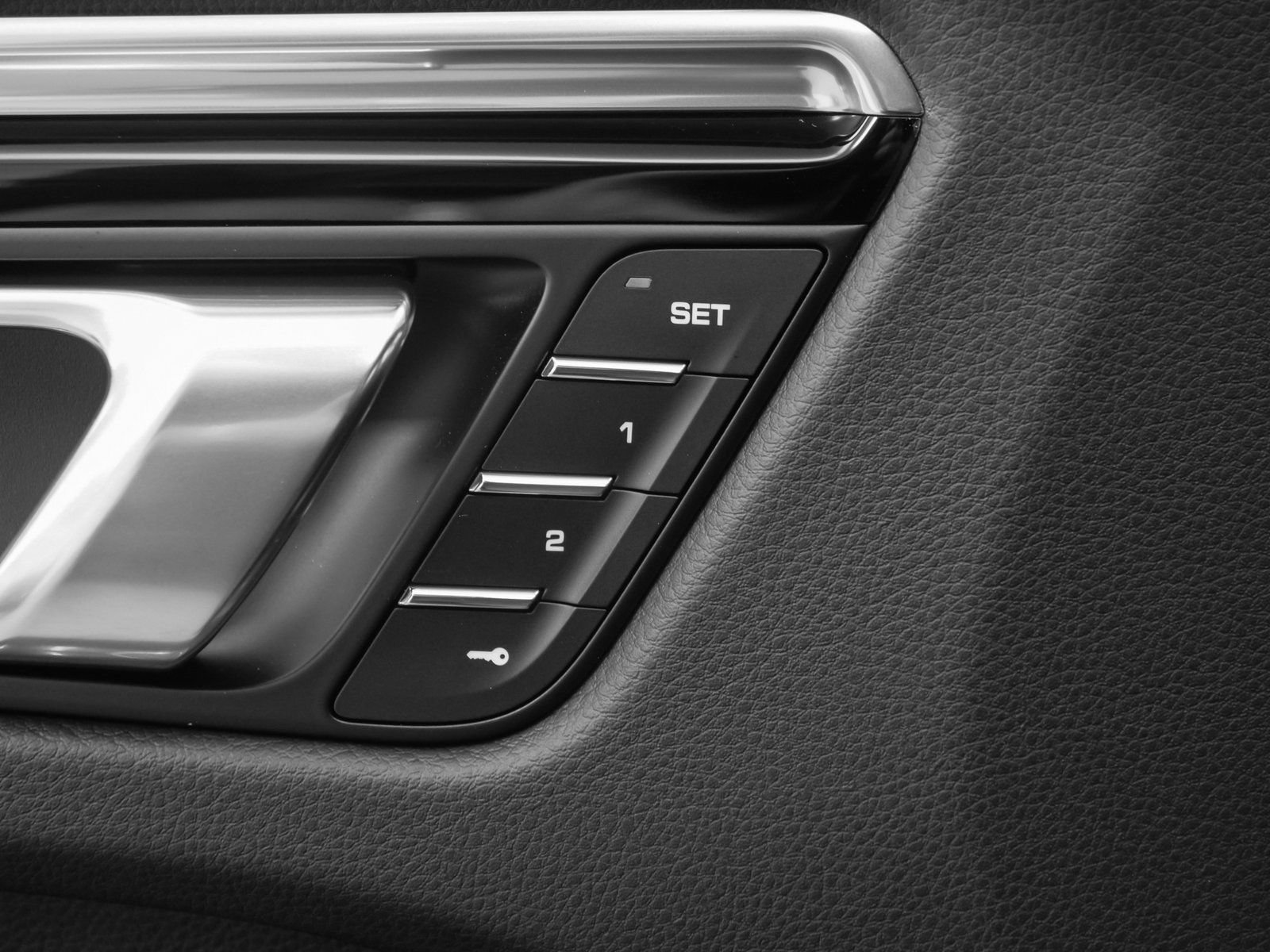 Certified 2025 Porsche Macan AWD/4WD image 23