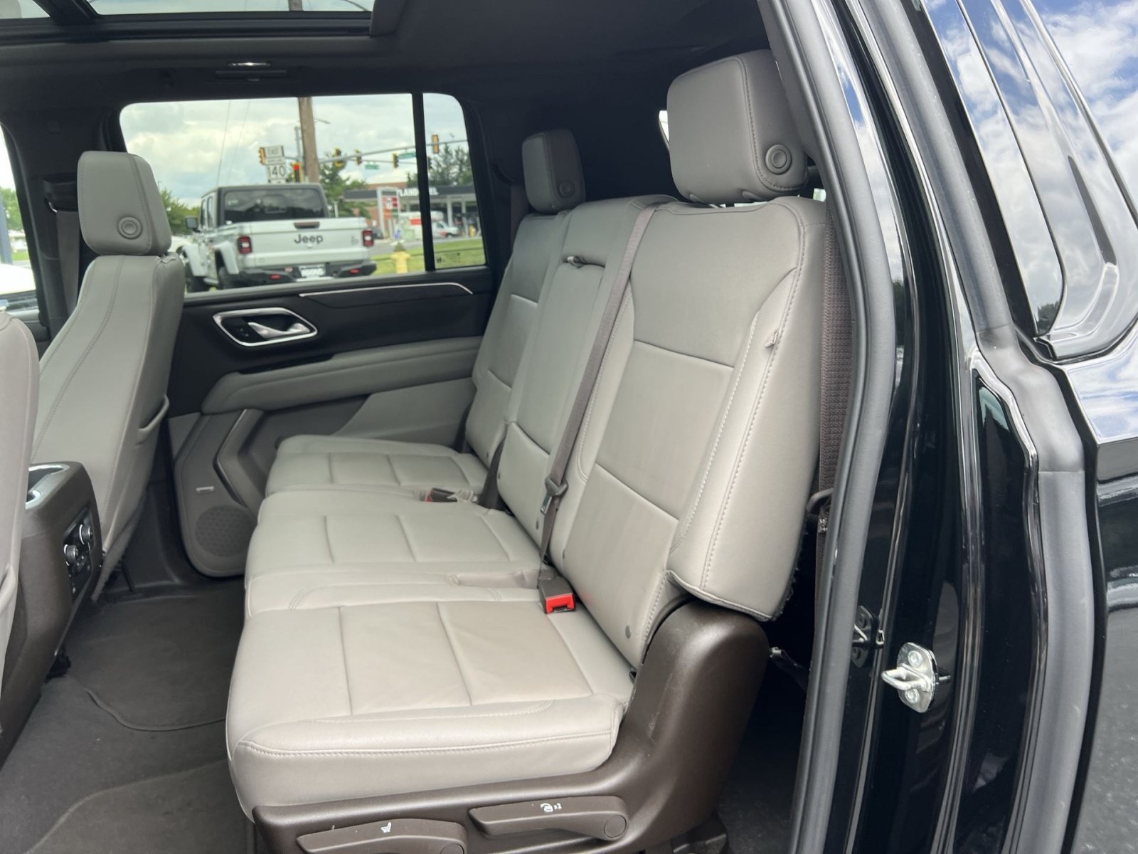 Used 2023 Chevrolet Suburban Z71 w/ Luxury Package AWD/4WD image 25