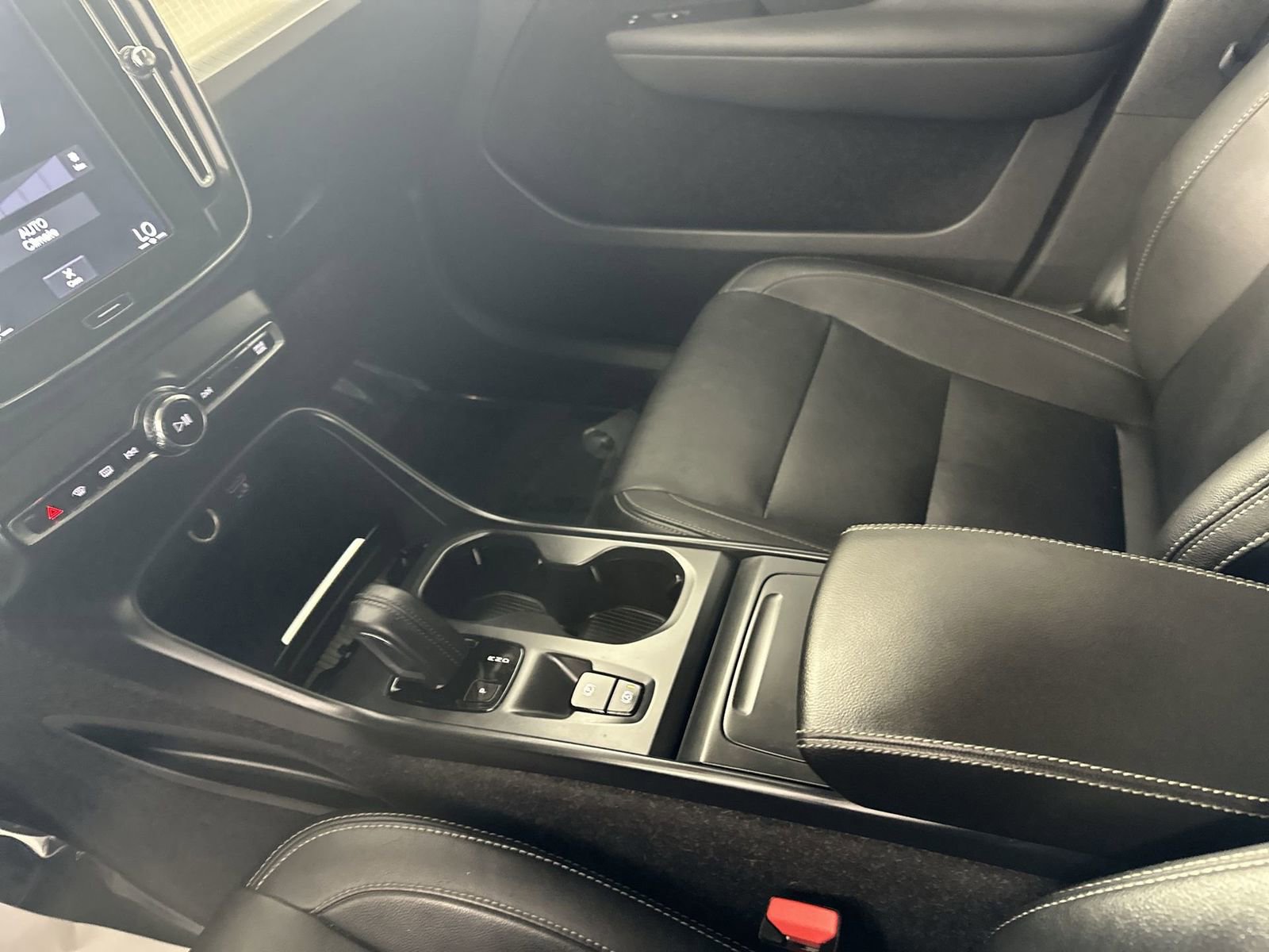 Used 2021 Volvo XC40 T4 Momentum w/ Protection Package Premier FWD image 21