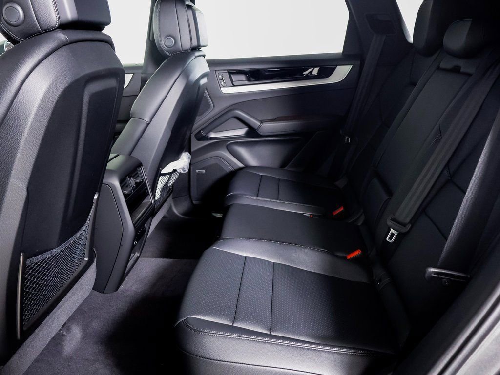 Certified 2025 Porsche Cayenne image 9