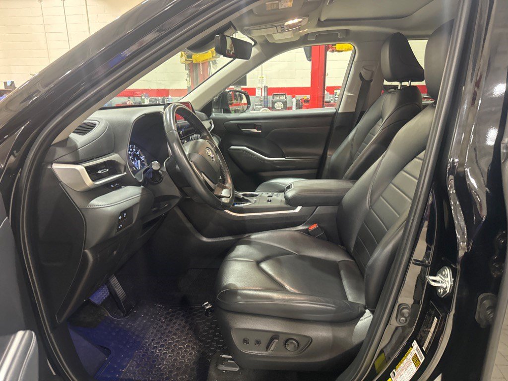 Used 2024 Toyota Highlander XLE FWD image 5
