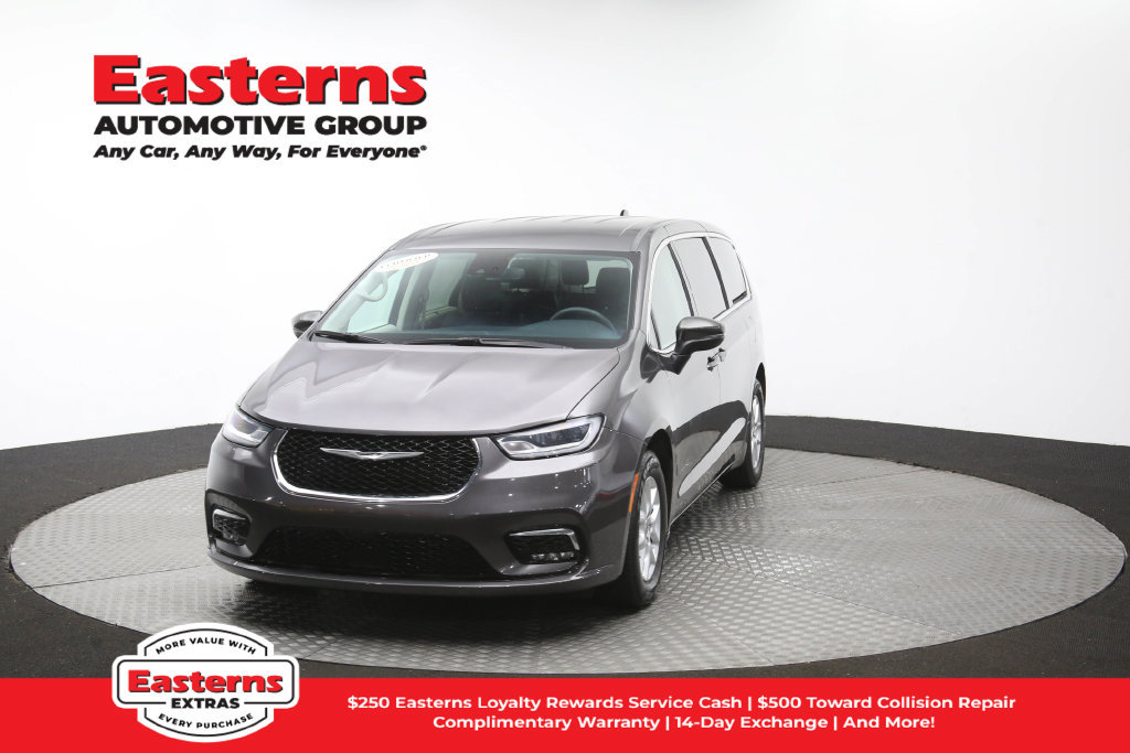 Used 2023 Chrysler Pacifica Touring-L FWD image 56