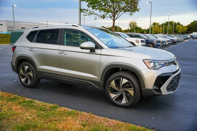 Certified 2025 Volkswagen Taos SE w/ Panoramic Sunroof Package image 40