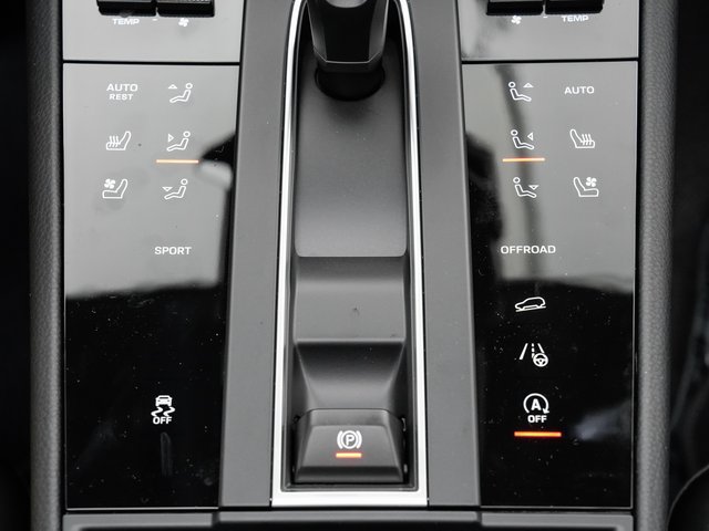 Certified 2025 Porsche Macan AWD/4WD image 20