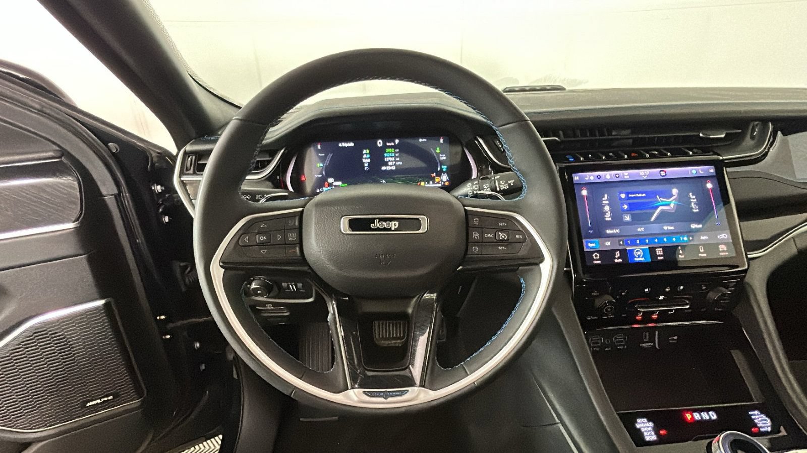 Used 2023 Jeep Grand Cherokee Trailhawk w/ Luxury Tech Group III AWD/4WD image 18