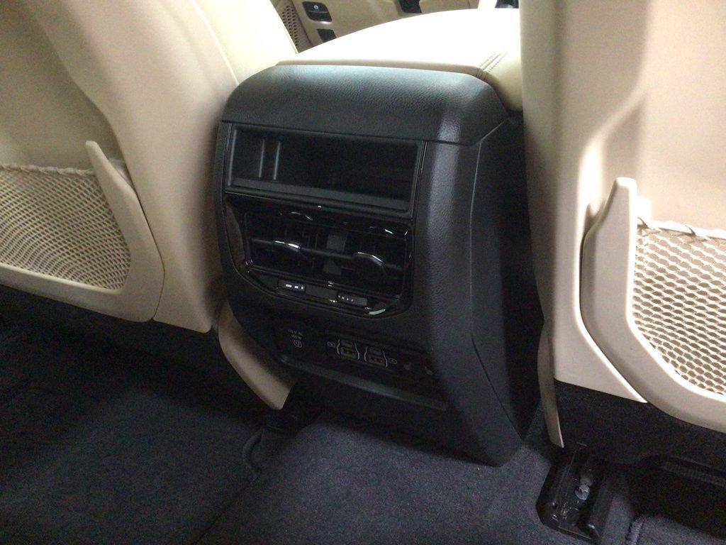 Used 2025 Jeep Grand Cherokee Limited AWD/4WD image 26