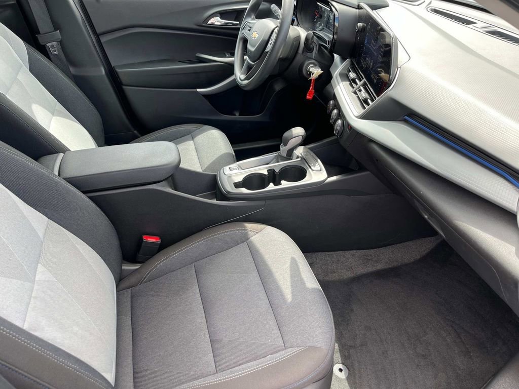 Used 2025 Chevrolet Trax LS image 21