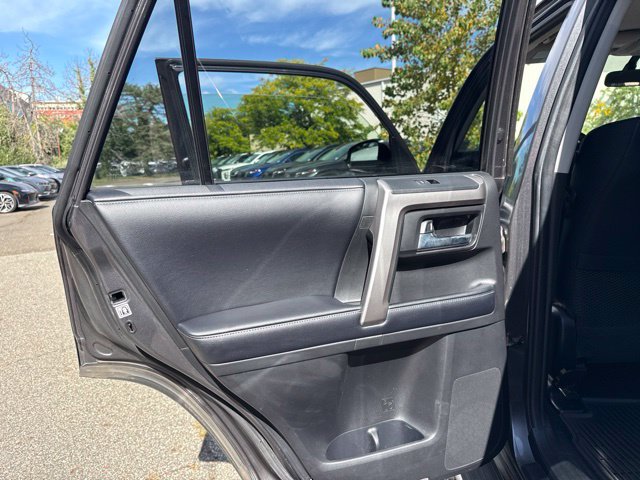 Used 2018 Toyota 4Runner SR5 AWD/4WD image 33