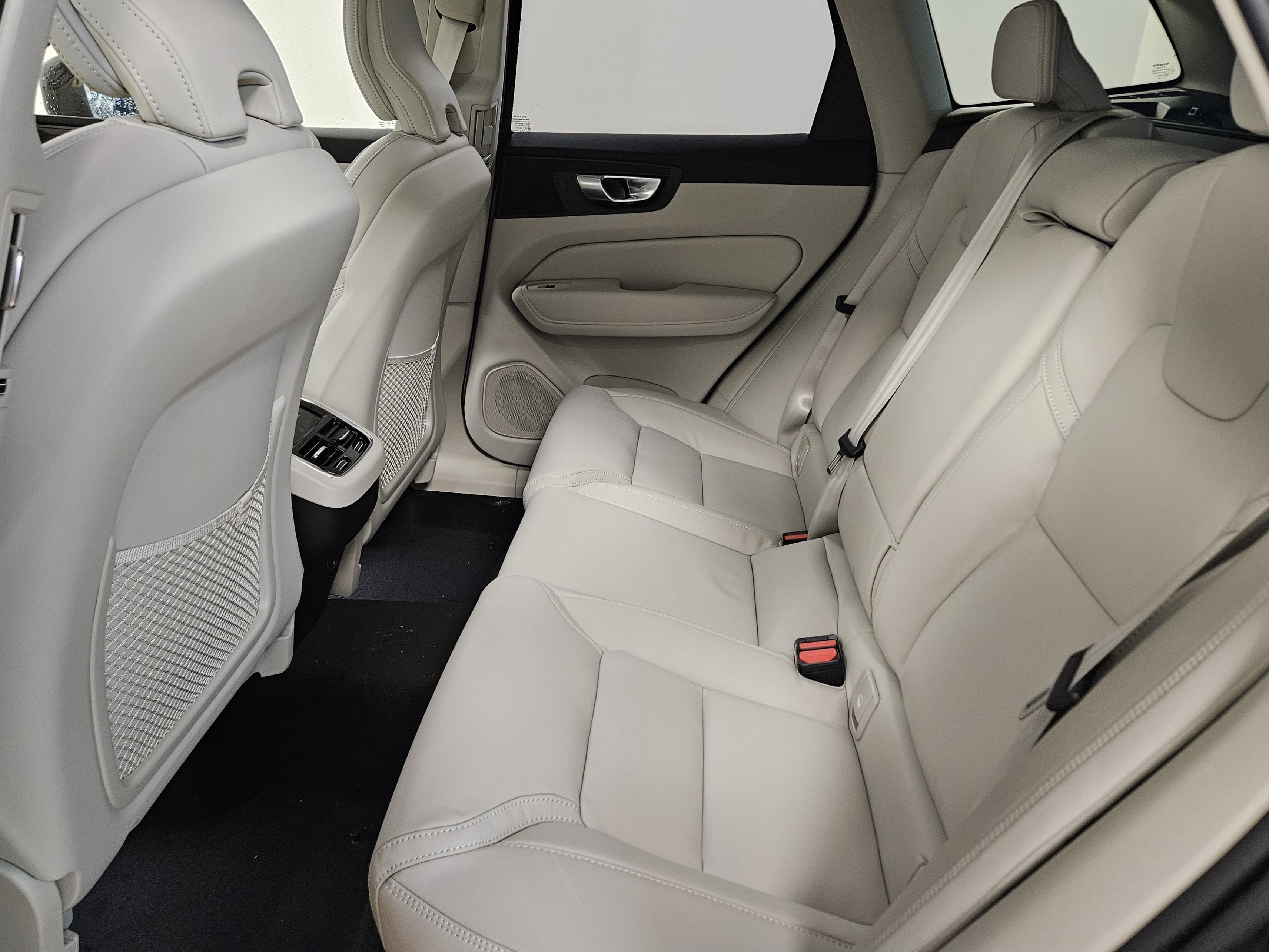 New 2026 Volvo XC60 B5 Ultra w/ Climate Package image 12