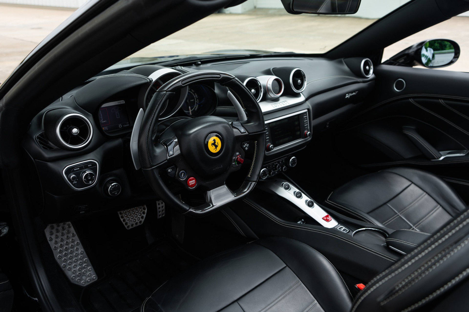 Used 2018 Ferrari California T RWD image 5