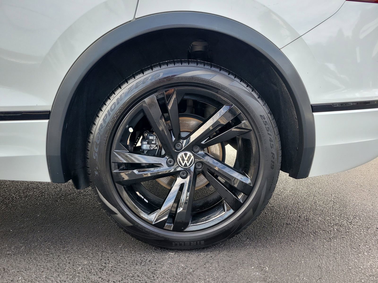 Used 2023 Volkswagen Tiguan SE R-Line image 9