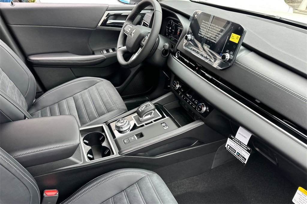 New 2025 Mitsubishi Outlander SE image 16
