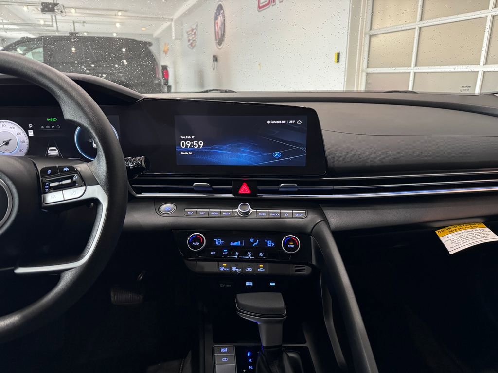 Used 2024 Hyundai Elantra SEL image 17