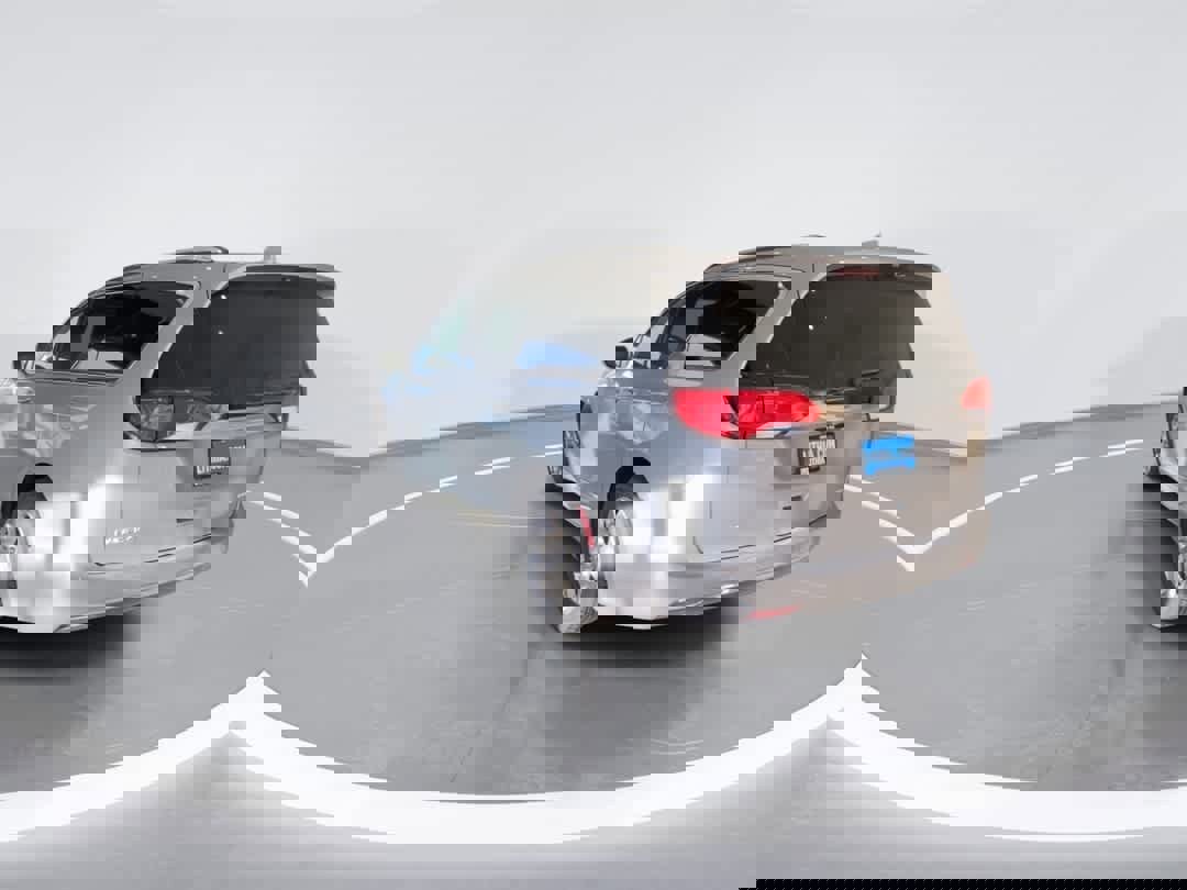 Used 2018 Chrysler Pacifica Limited image 6