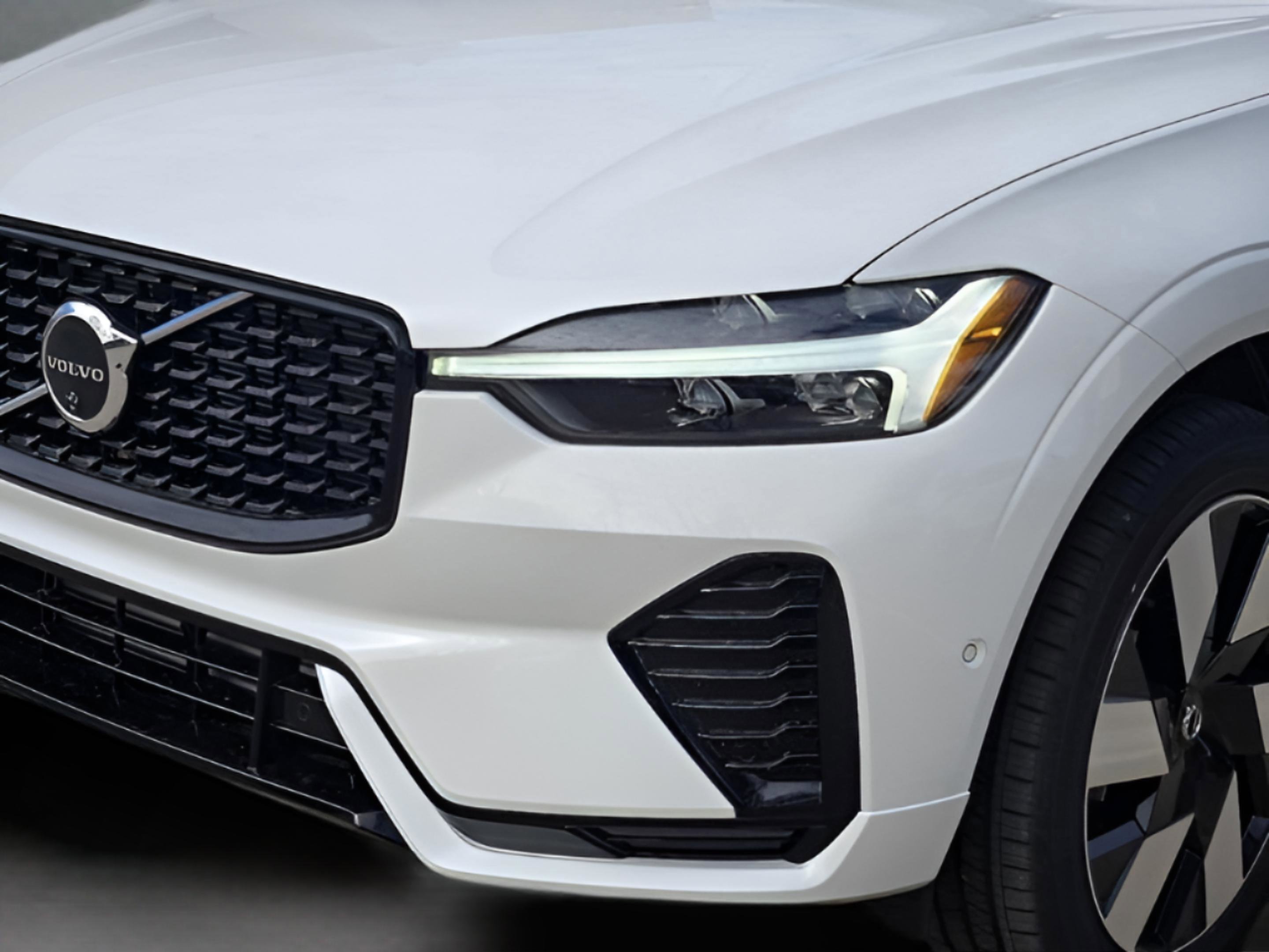 Used 2025 Volvo XC60 T8 Plus w/ Protection Package Premier image 40