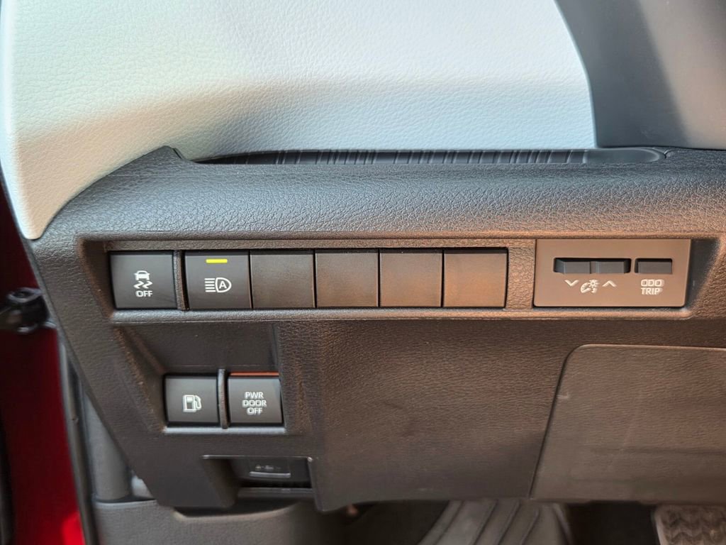 Used 2025 Toyota Sienna XSE image 32