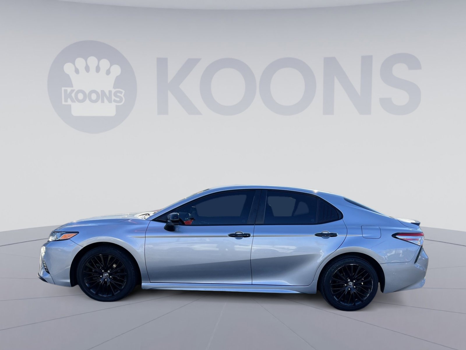 Used 2020 Toyota Camry SE image 2