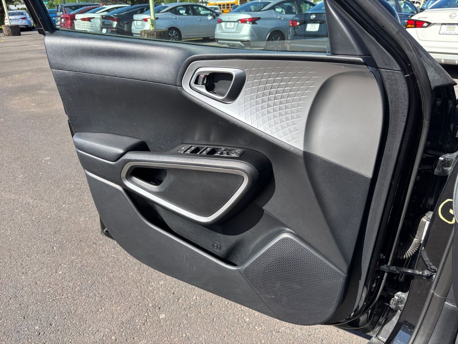 Used 2025 Kia Soul LX w/ LX Technology Package FWD image 18