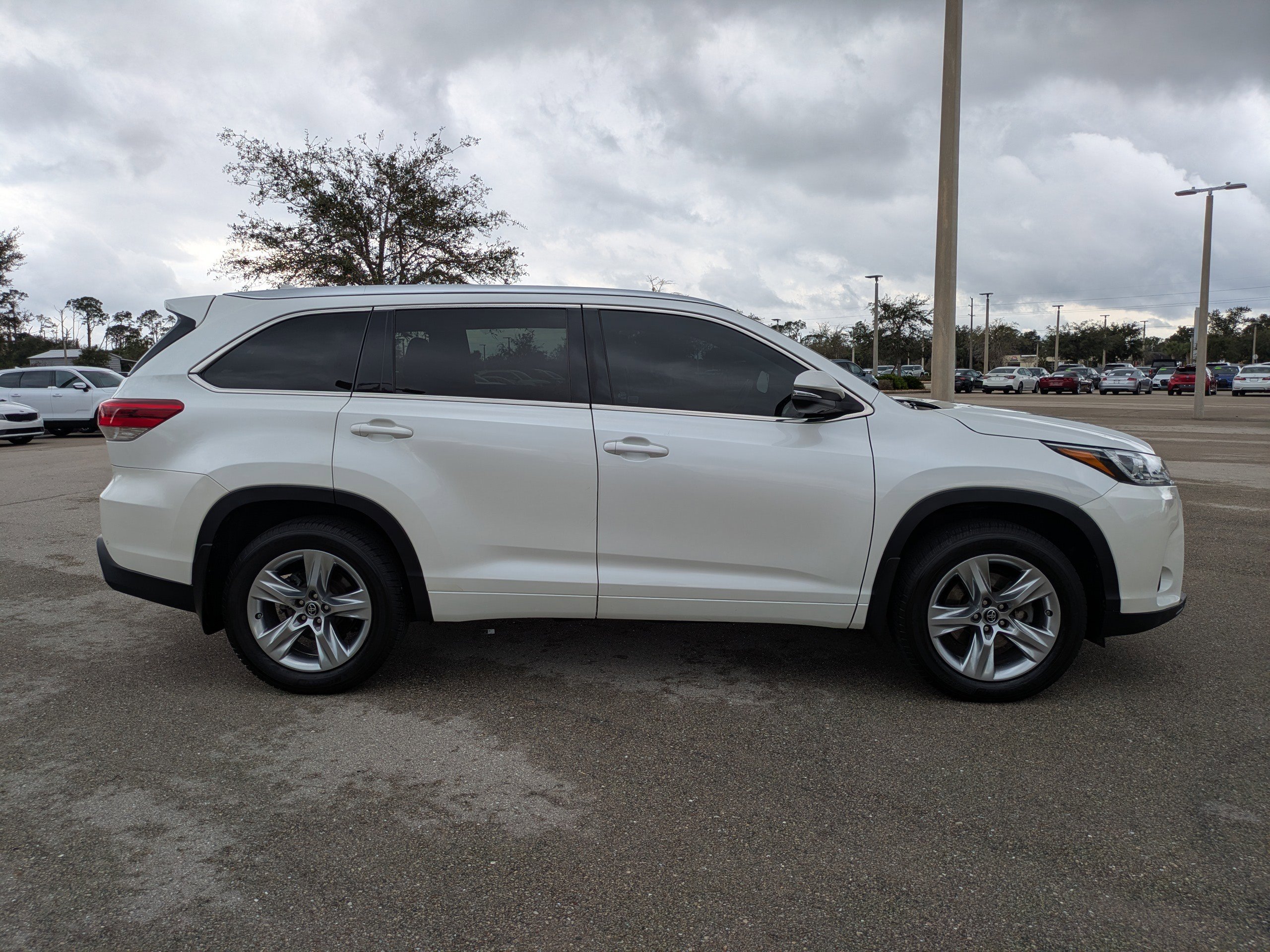 Used 2017 Toyota Highlander Limited image 4