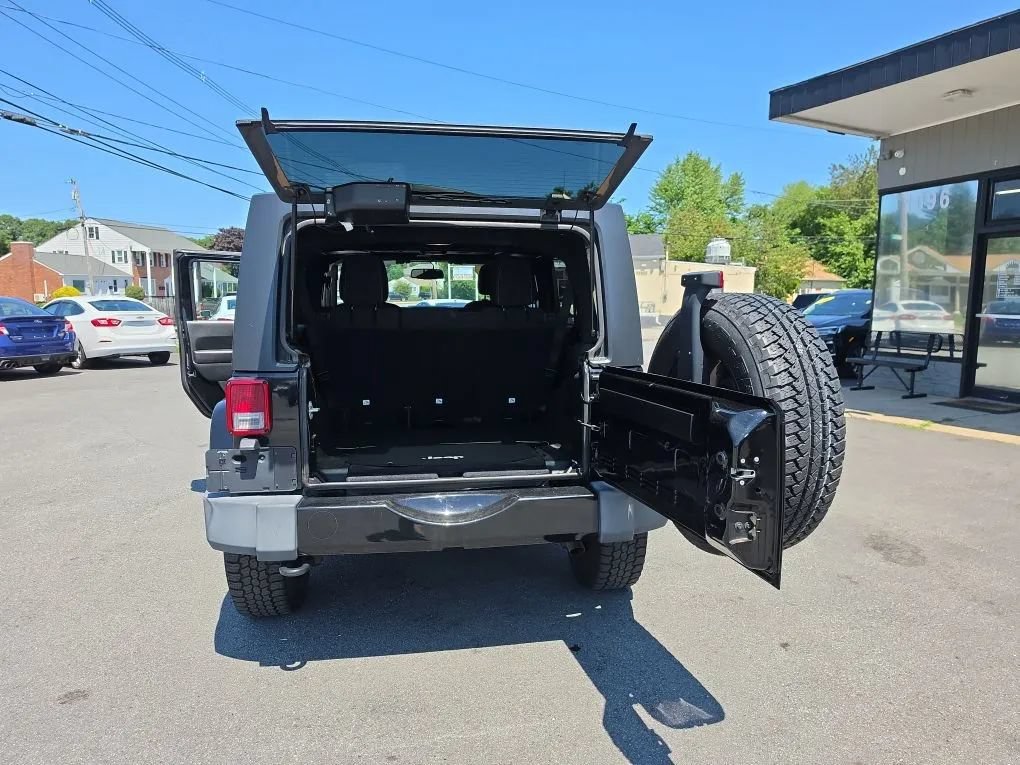 Used 2017 Jeep Wrangler Unlimited Sahara AWD/4WD image 15
