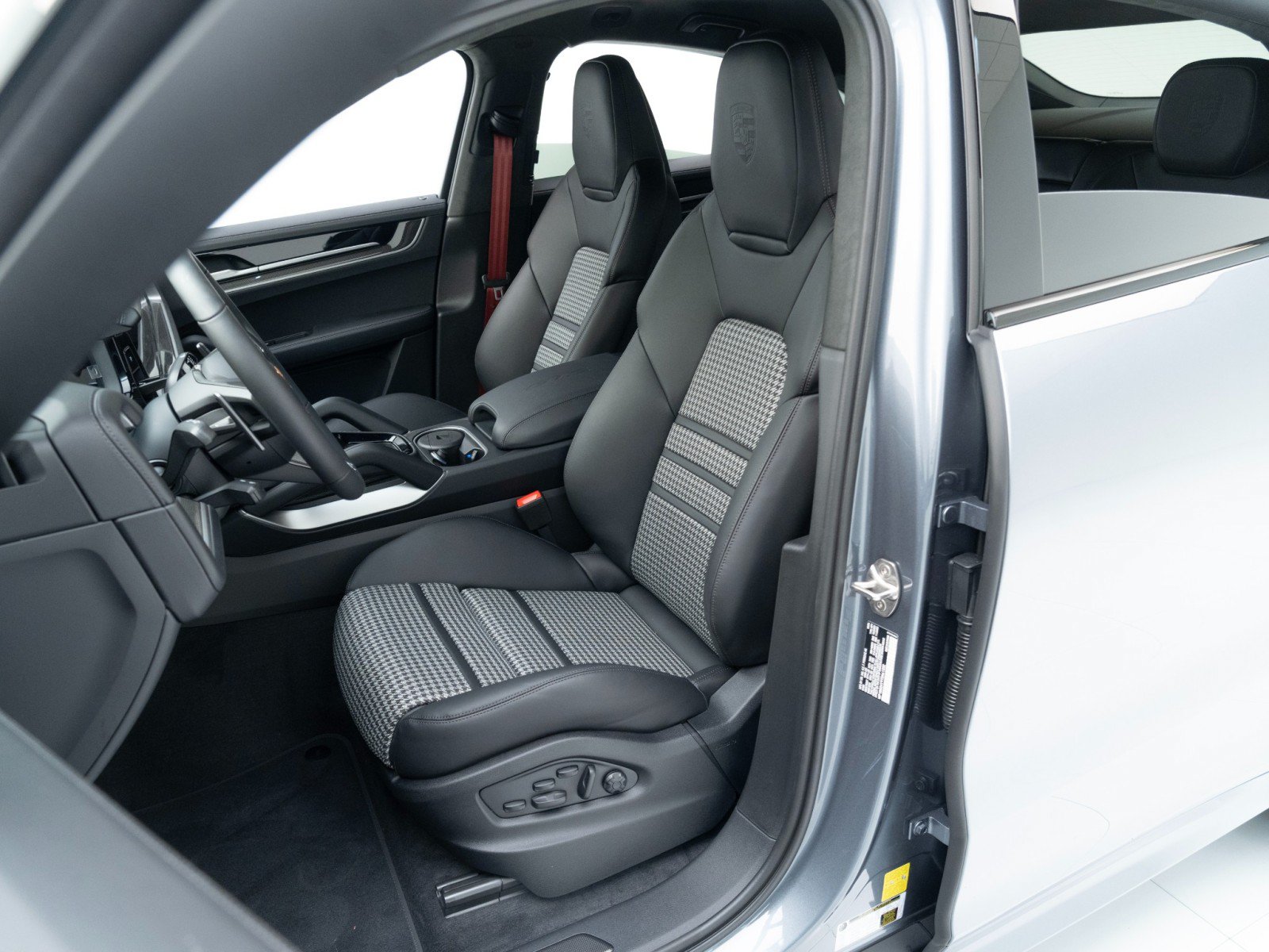 Used 2026 Porsche Cayenne GTS AWD/4WD image 5