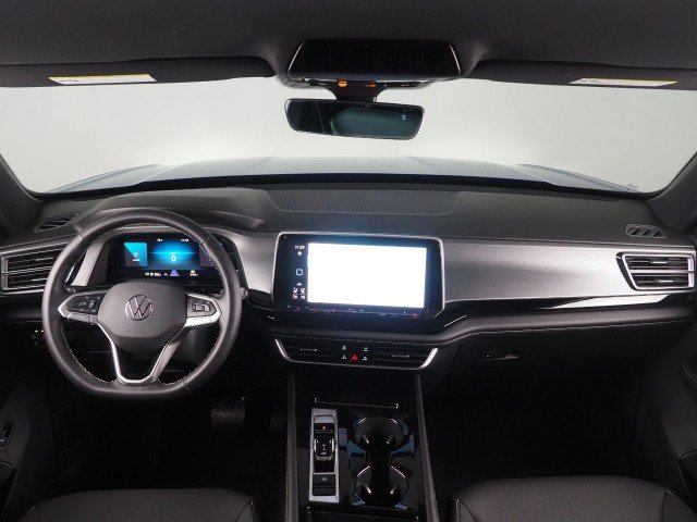 Used 2024 Volkswagen Atlas SE w/ Technology Package image 3