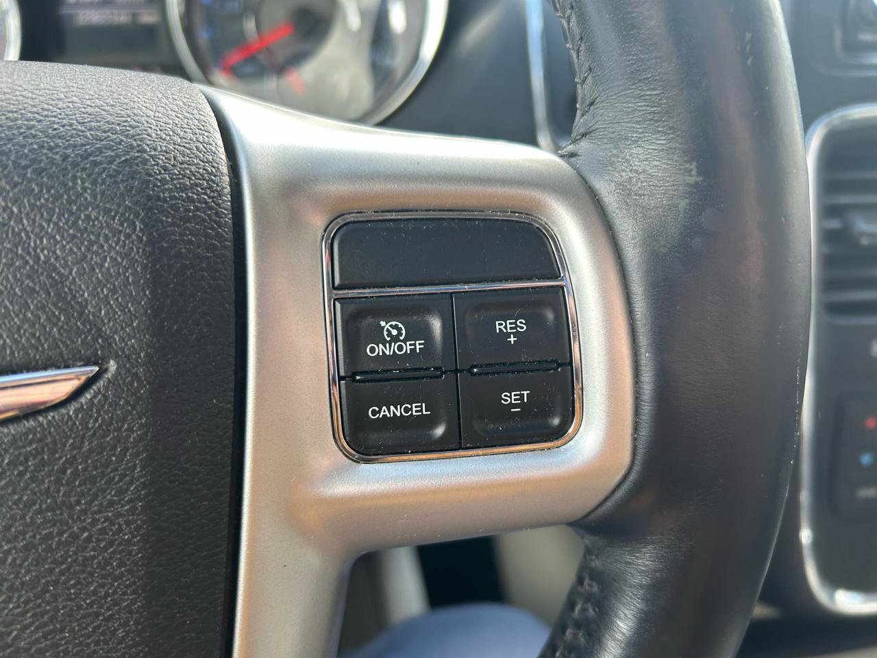 Used 2015 Chrysler Town & Country Touring-L w/ Driver Convenience Group image 19