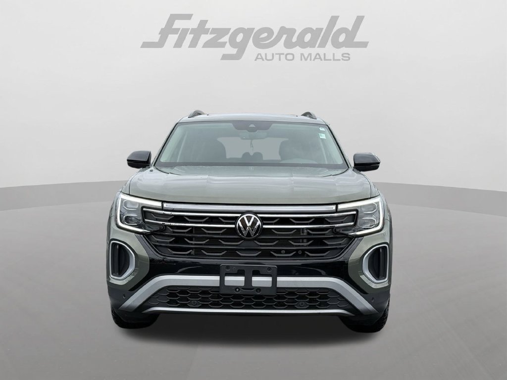 Used 2024 Volkswagen Atlas Peak Edition SE AWD/4WD image 2