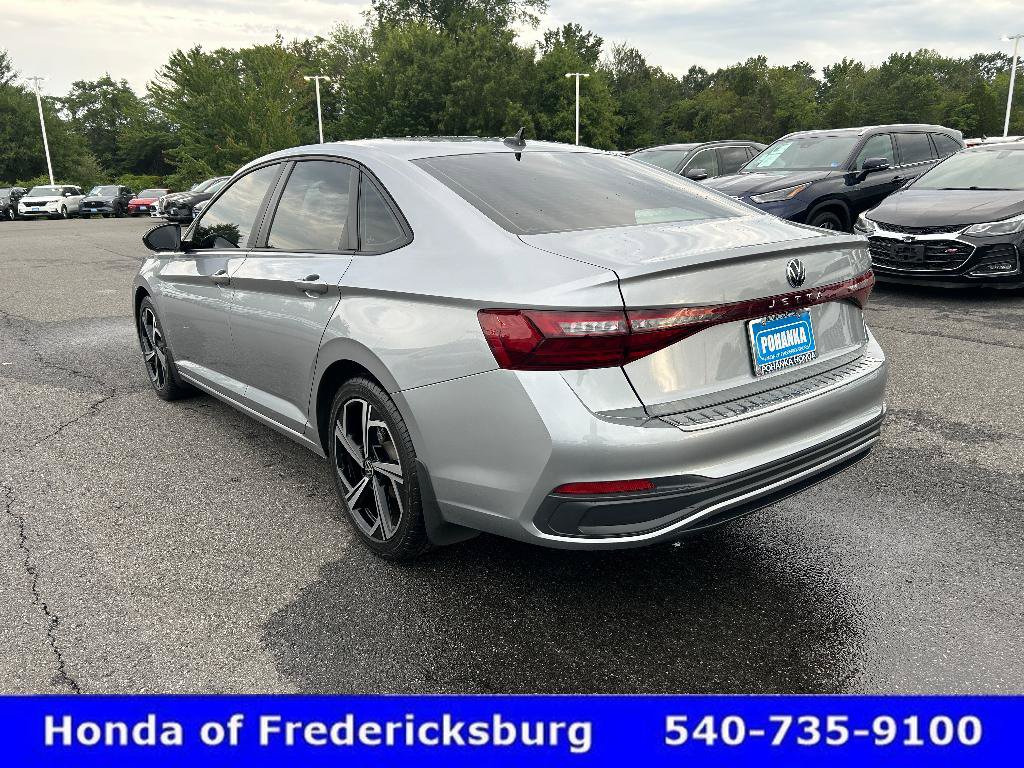 Used 2025 Volkswagen Jetta Sport FWD image 3