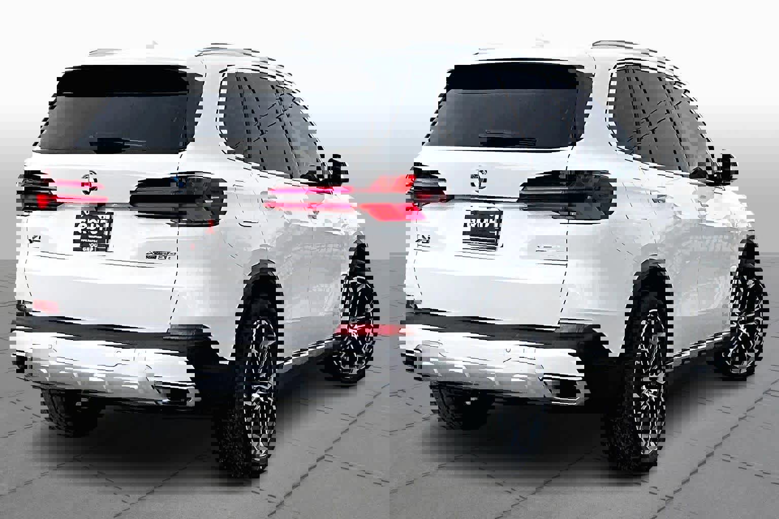 Used 2026 BMW X5 xDrive50e w/ Climate Comfort Package image 12